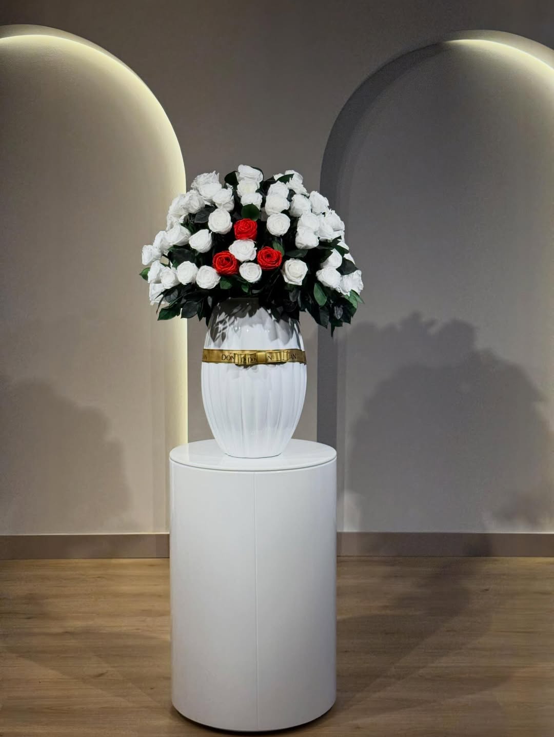 Fresh Roses Bouquet in Vase