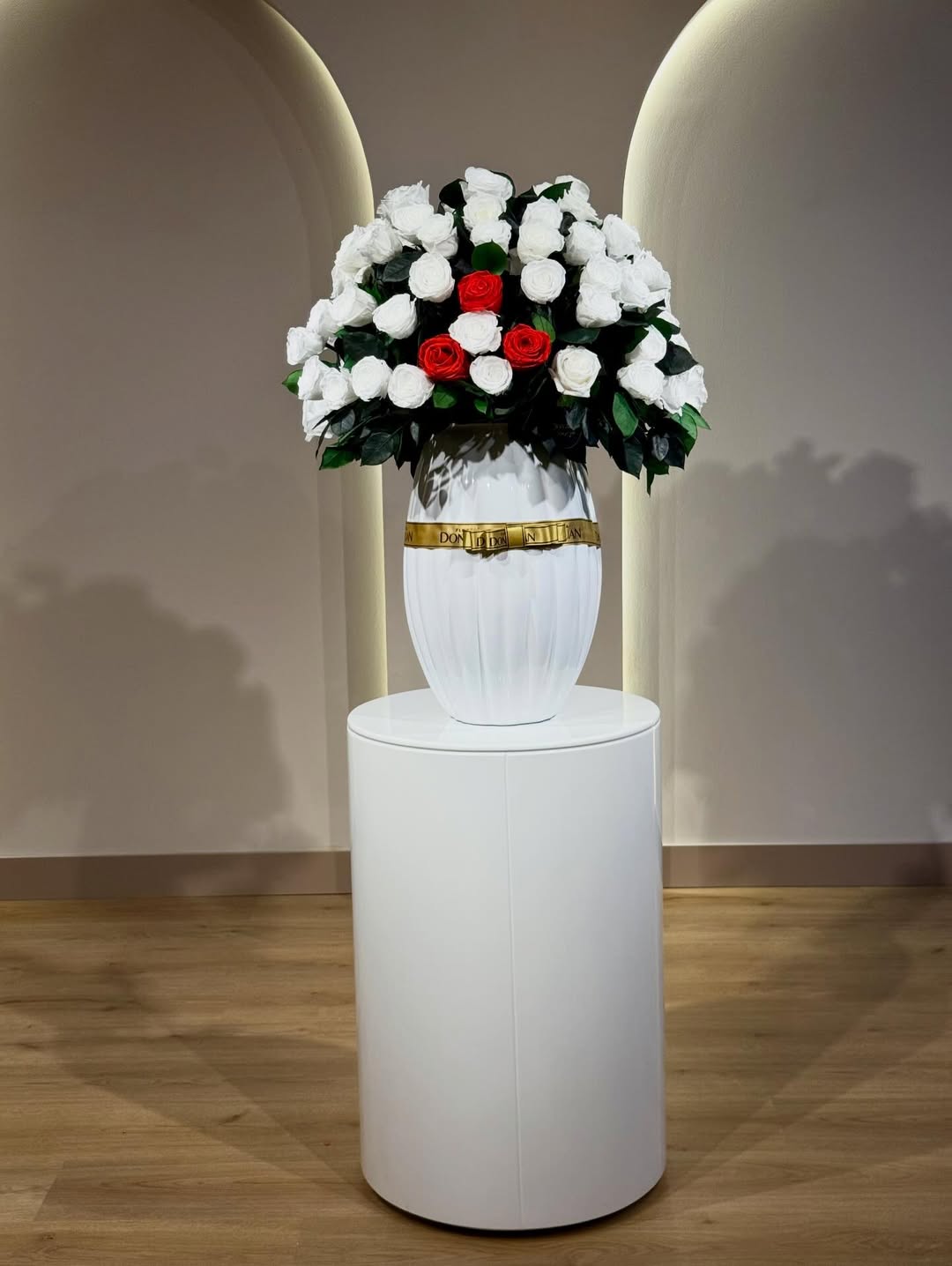 Fresh Roses Bouquet in Vase